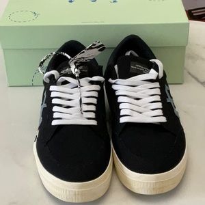 Brand New in box Men’s Eco-Canvas Off-White Sneakers